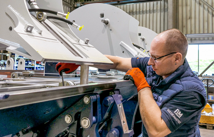 Mit Präzision und Leidenschaft werden in den Produktionshallen von Biegemaster Langabkantmaschinen hergestellt - © Bild: BAUMETALL
