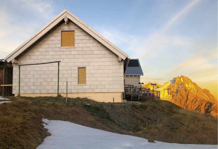 Die Fassade am Anbau des Winterraums Anfang Oktober 2022 - © Bild: Stifter
