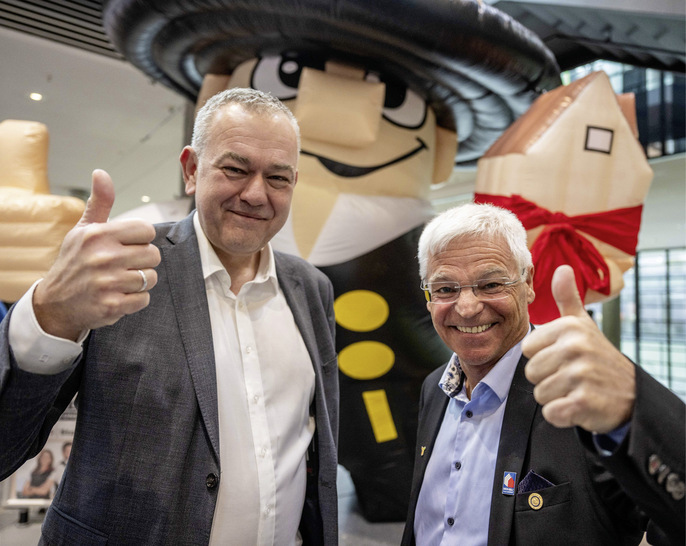  Die Dach + Holz 2024 kann ­losgehen. Dirk Bollwerk, Präsident des ZVDH, und Peter Aicher, Vorsitzender Holzbau Deutschland – Bund ­Deutscher Zimmermeister, kurz vor dem ­Ribbon-Cutting zur Eröffnung