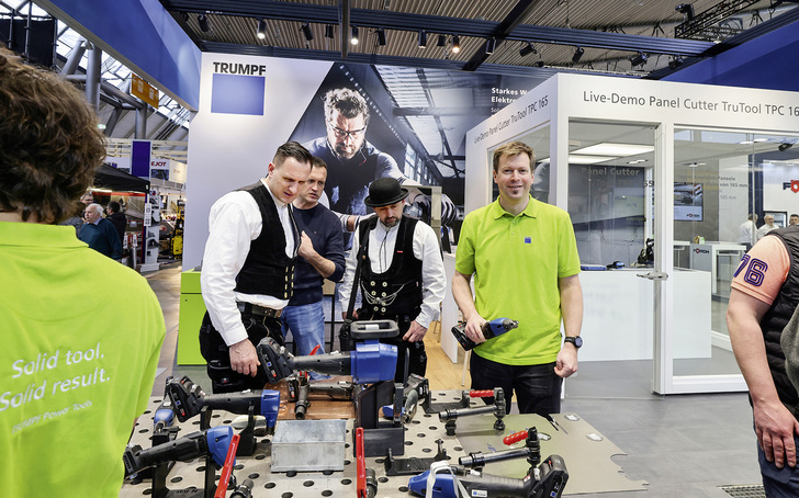  Philipp Herwerth präsentiert zahlreiche Elektrowerkzeuge von Trumpf