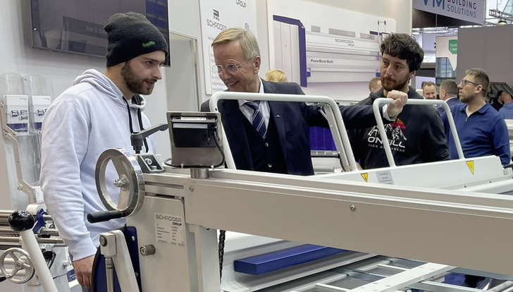  Heute biegt der Chef selbst: Geschäftsführer Franz Schröder zeigt die Abkantbank AK 2000 x 1,5 mit Digitalanzeige am manuellen Hinteranschlag