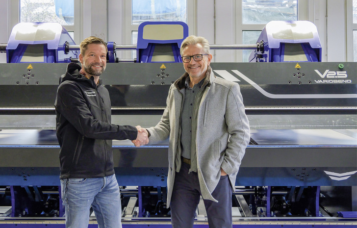 Asco-Geschäftsführer Sylvio Matthäß (r.) gratuliert Tobias Mayer-Koob (l.) zur neuen Maschine - © Bild: Variobend-Asco GmbH
