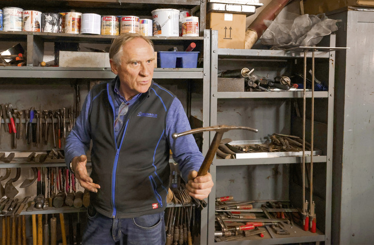   Friedrich Reinbold zeigt einen speziellen Kugelhammer aus Großvaters Zeiten