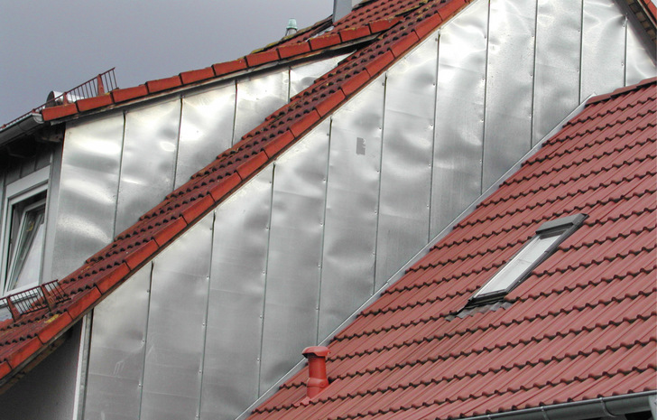  Die technische und handwerkliche Ausführung ist fehlerhaft – eine komplette Erneuerung der Fassadenbekleidung unumgänglich 