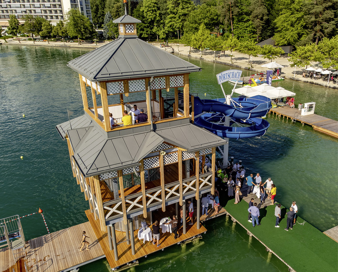  Falztechnik vom Feinsten kennzeichnet den Rutschenturm im Promenadenbad Pörtschach am Wörthersee