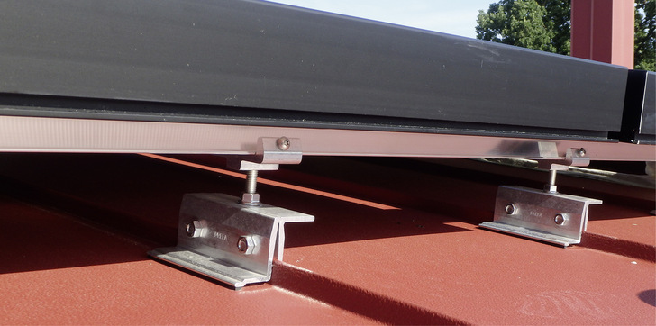  Geringes Eigengewicht und die Langlebigkeit von Metalldeckungen sind unschlagbare Vorteile bei der Montage von PV-Anlagen