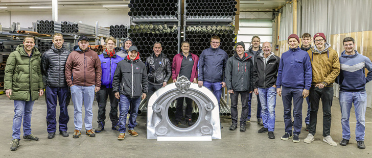  Kaufmann-Geschäftsführer Lukas Ludwig (l.) mit Schülern und Ausbildern der Würzburger Spenglermeisterschule