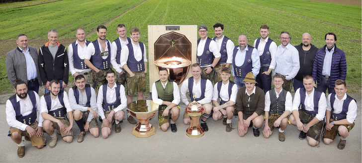  Die Kursteilnehmer des diesjährigen Meisterkurses im Spengler- und Klempnerhandwerk mit Kursleiter Günther Rott (2. Reihe, 5. v. r.) und Teilnehmern des Prüfungsausschusses