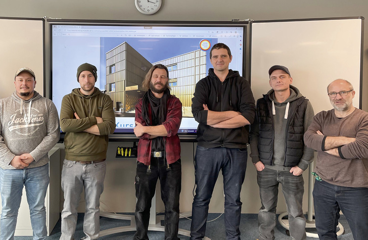 Auszubildende Leitmonteure und Ausbilder Reinhold Katterloher (r.)