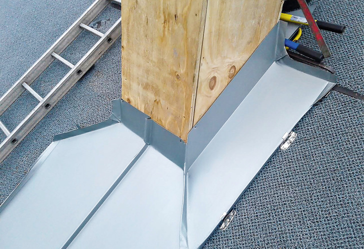 Schräg verlaufender unterer Eckfalz