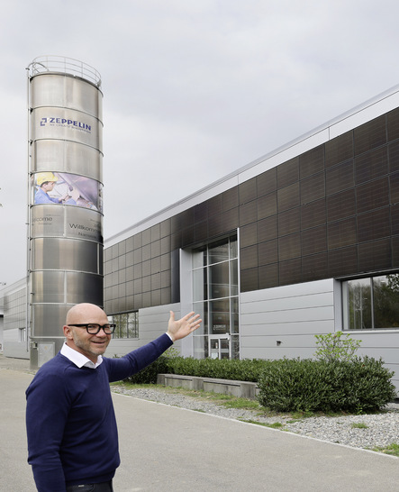  Ingo Gramm präsentiert eine „Pro+“--Stahlmodul-Fassade mit flächenbündig integrierten PV-Modulen