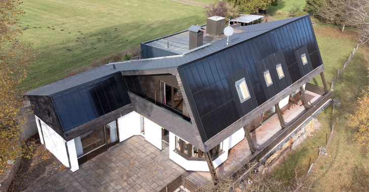  Formschön: Die PV-Elemente von Roofit.Solar fügen sich harmonisch in das Aluminium-Stehfalzdach ein 