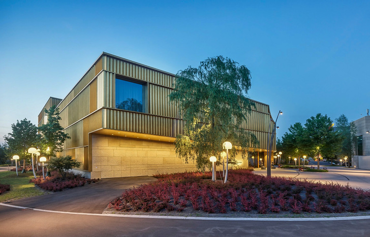 Die Anforderungen an Fassadenbauer und Dachabdichter gingen weit über das gewöhnliche Maß hinaus.