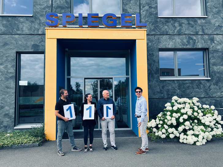 Biagio Agresta, Valeria Aloe, Andrea Gervasion, Richard Weng freuen sich auf weitere 111 Tage bei der Gebrüder Spiegel AG