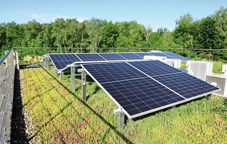 Die Solarunterkonstruktion „Miralux Green“ erlaubt eine Kombination von Photovoltaik und extensivem Gründach