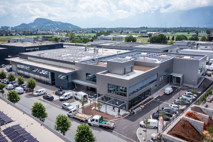 Eingebettet in das Vorarlberger Rheintal, wurde der Neubau auf einer Grundstücksfläche von knapp 3000 m² errichtet