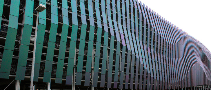 Wie eine Welle zieht sich die Solaranlage über die Fassade des Parkhauses in Leipzig