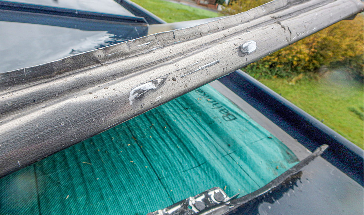 Deutlich zu erkennen: Abriebspuren, die durch Reibung an der Falzaufkantung entstanden