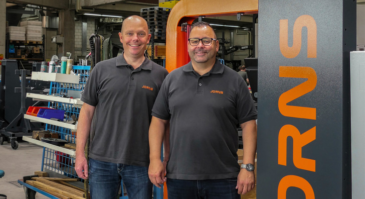 Reto Stäger und Marc Jorns laden zum Rundgang durch die Jorns AG ein