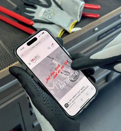Touchscreens an Maschinen und Smartphones lassen sich mit dem neuen M.A.S.C. Klempnerhandschuh problemlos bedienen