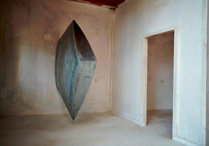 Blick in ein zum Kunstraum ­umgestaltetes ­Puppenhaus