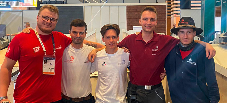 Dennis Gramm (2. v. r.) mit den anderen Teilnehmern der Worldskills 2024