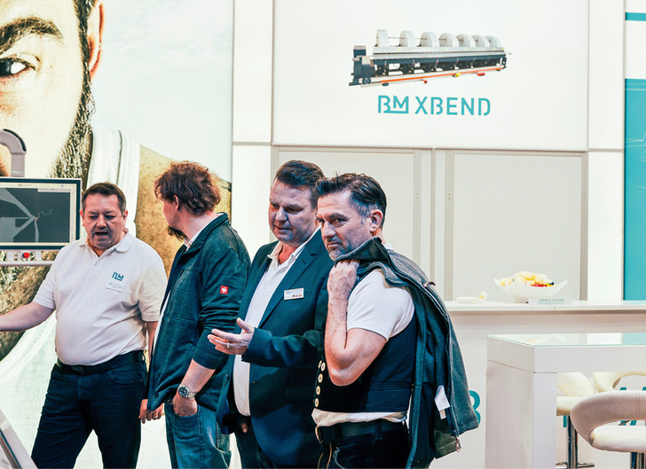 Fachgespräch am Biegemaster-Messestand
