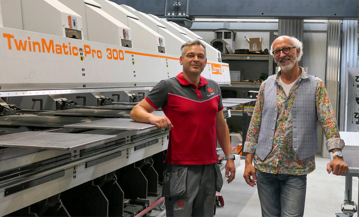 Henry Zyrus und Josef Wey in der Anlage des Jorns Profilmanipulators JHS