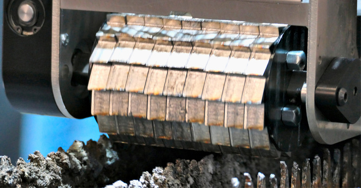 Das Reinigungswerkzeug wurde mit verzahnten und durchgängigen Schneiden ausgestattet