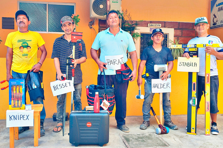 Die Ankunft der Werkzeuge in Ecuador sorgt für große Vorfreude bei allen Beteiligten