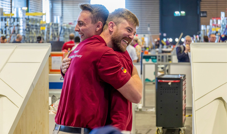 Geschafft! Dennis Gramm und Trainer Benno Uhlmann sind stolz auf die erbrachte Leistung bei den Worldskills in Lyon