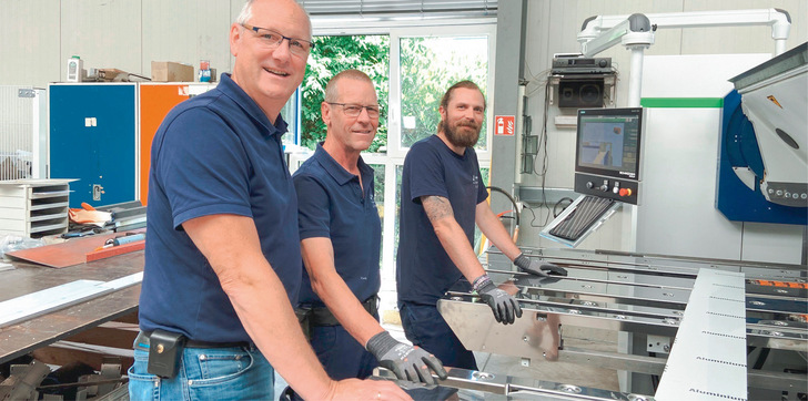 Joachim Kersting, Andreas Timmermann und Lars Lobitz lieben die umfangreiche Funktionalität der Schröder-Schwenkbiegemaschine