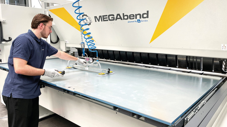 Der Metal Lift erleichtert das Handling schwerer Platinen an der
Megabend und sorgt für ergonomisches und effizientes Arbeiten beim Be- und Entladen