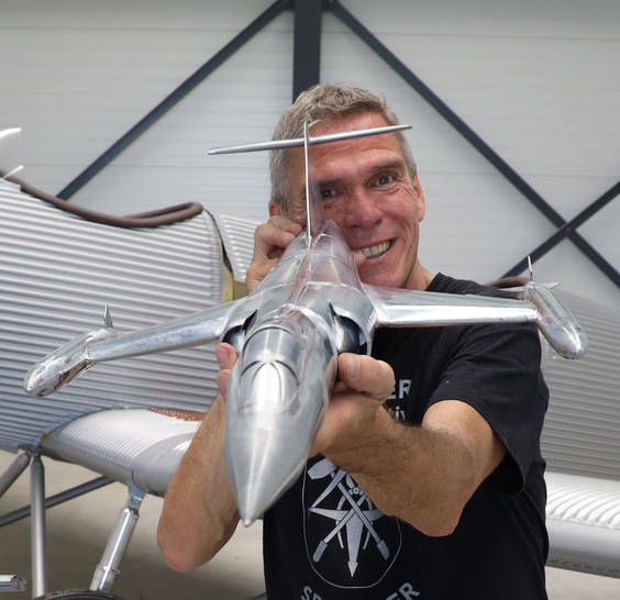 Immer wieder ein besonderes Veranstaltungshighlight! BAUMETALL-Chefredakteur Andreas Buck mit dem fertigen Modell eines Starfighters aus Titanzink