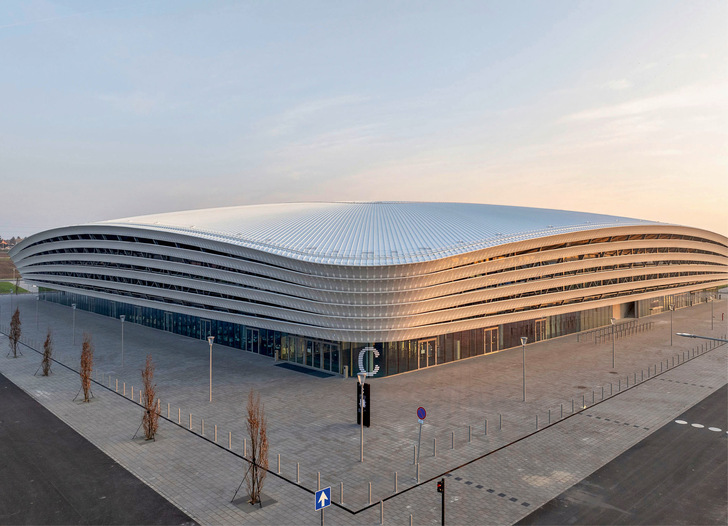 Blickfang-Architektur: Das ­Metalldachsystem Rib-Roof Speed 500 erfüllt hohe ­Ansprüche an die Funktionalität der ­Gebäudehülle