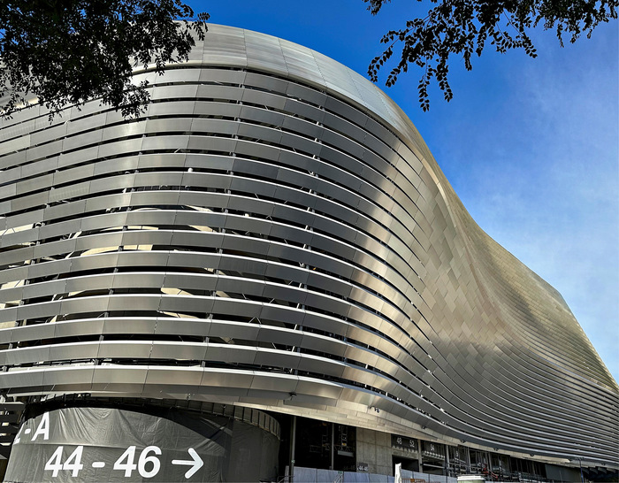 Markantestes Merkmal des neuen Estadio Santiago Bernabéu ist die skulpturale Hülle aus Edelstahl Rostfrei