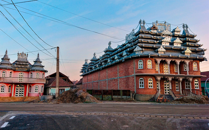 Die opulenten, palastartigen Gebäude sind in der Kultur der Kalderasch ein Wohlstandssymsbol