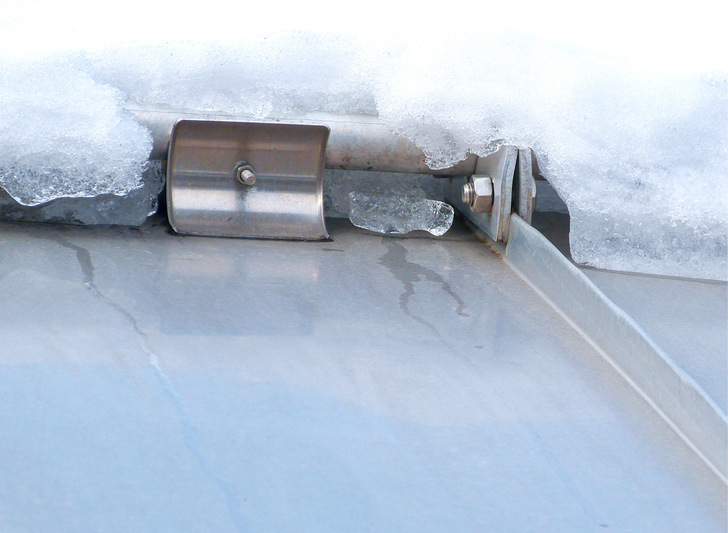 Eisschanzen entstehen am Schneefang oder ähnlichen Hindernissen und führen zu drückendem Wasser. Ein „regensicheres“ Dach reicht dann nicht mehr