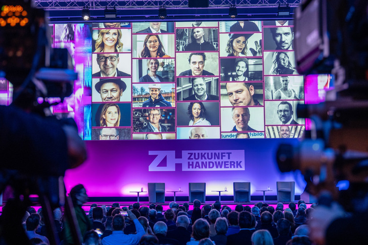 Eröffnungsveranstaltung des Zukunft Handwerk – Kongress 2024 mit zahlreichen nationalen und internationalen Publikum.