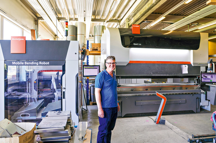  René Fasler zeigt seine Biegezelle (l.) und die Abkantpresse