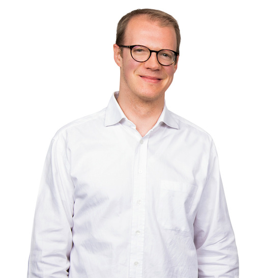 Gerne! Hier ein optimierter, barrierefreier Alt-Text für das beschriebene Bild, zugeschnitten auf die Zielgruppe und Themen von baumetall.de: Alt-Text: „Porträt eines lächelnden Fachplaners oder Betriebsinhabers in Arbeitskleidung vor neutralem Hintergrund, stellvertretend für moderne Führungskräfte im Metallbau und Baugewerbe.“ Erläuterung: Der Text verzichtet auf irrelevante Details (zum Beispiel Brille oder Hemdfarbe), beschreibt aber die Funktion der abgebildeten Person für die baumetall.de-Zielgruppe. So wird der Kontext „Architekturtrends, Verarbeitungstechniken und Fachbetriebskompetenz“ direkt angesprochen. Falls das Foto redaktionell einem bestimmten Artikel zugeordnet ist (z.B. „Betriebsstrategie: Erfolgreich trotz Materialmangel“), kann der Alt-Text entsprechend spezifiziert werden: > „Fachbetriebsleiter im Beratungsgespräch – Symbolbild für Entscheidungsfindung bei Auswahl neuer Maschinen und Werkzeuge im modernen Metallhandwerk.“ Je nach Einsatzzweck kann so noch gezielter formuliert werden!. - © Bild:: Gentner