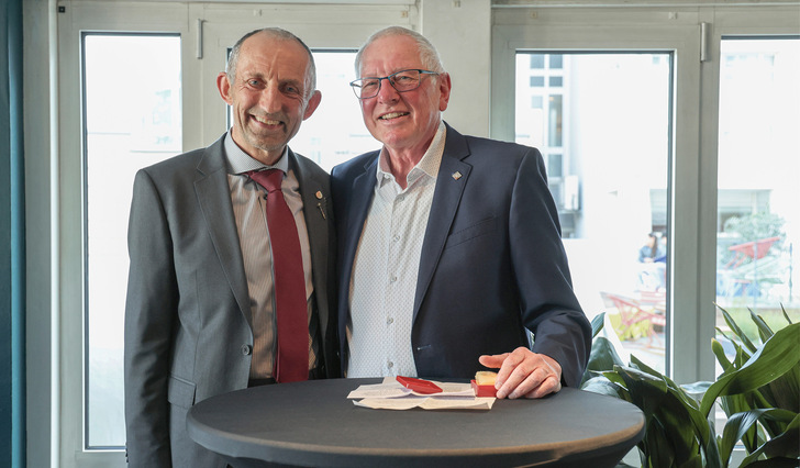 Ulrich Leib wurde von Klaus Hofmann der Goldene Lötkolben verliehen - © Bild: BAUMETALL