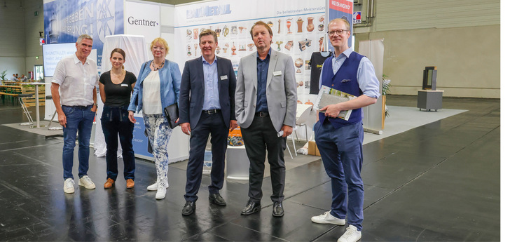 Das BAUMETALL-Team: Andreas Buck, Laura Kornhaaß, Annette Haselbach, Jörg Detzel, Armin Gross und Verleger Robert Reisch