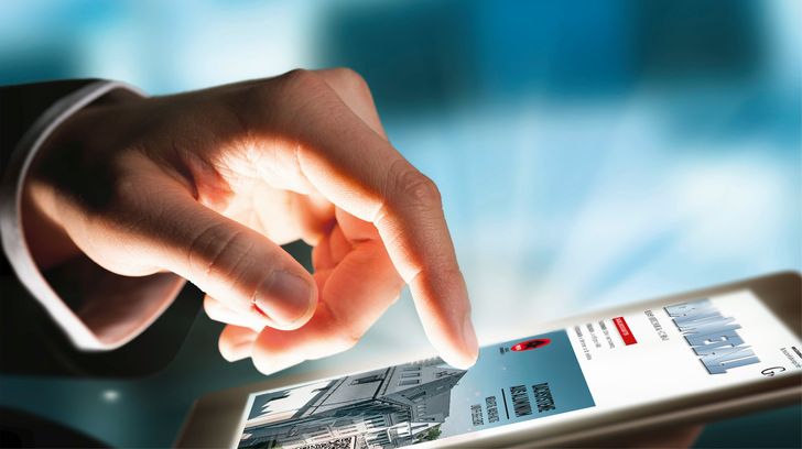 Optimierter, themenrelevanter Alt-Text: „Facharbeiterhand bedient Tablet mit geöffneter Branchenwebsite zu modernen Metallverarbeitungstechniken und Produktneuheiten für Spengler, Klempner und Dachdecker.“. - © Bild: GettyImages / Jag_cz / GreenTomato