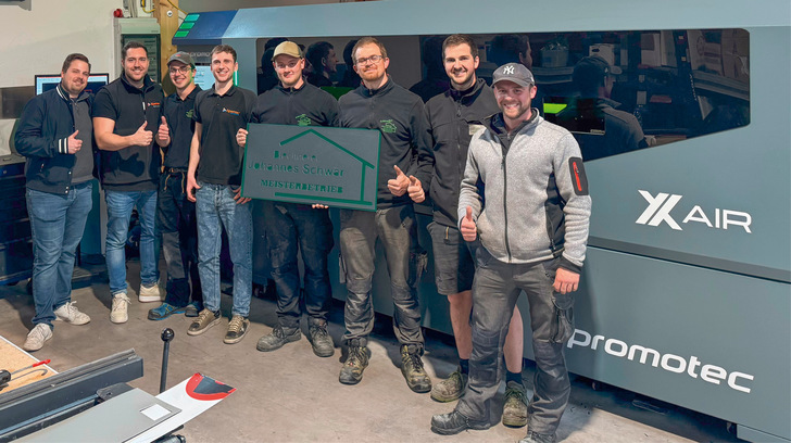 Das Schulungsteam von Alpemac und die glücklichen neuen Laserbesitzer - © Bild: Früholz / Alpemac