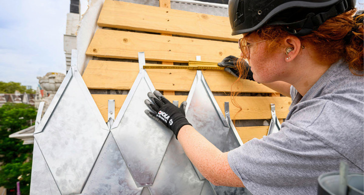 Beim Einmessen kleinformatiger Titamnzink-Schindeln