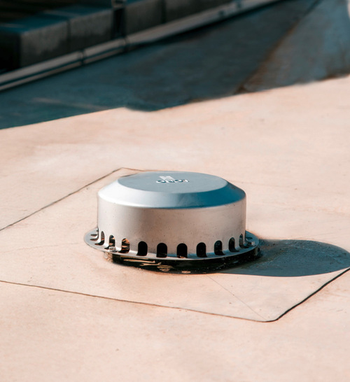 Wartet auf den nächsten Regen: ein Dacheinlauf von Loro