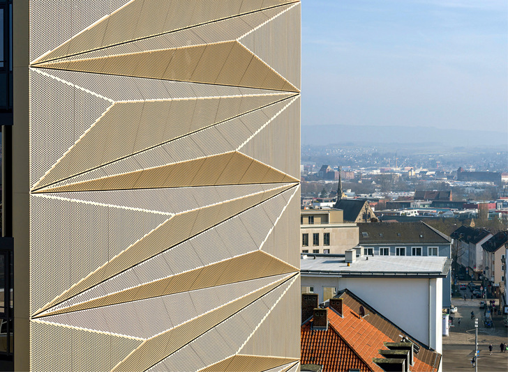 Fassadensanierung mit perforierten Metallpaneelen. Objekt: GWH-Hochhaus in Kassel. Architektur: Dietz Joppien Hammerschmidt