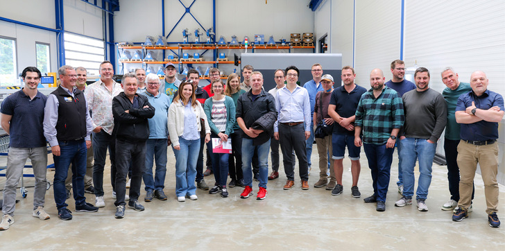 BAUMETALL-Treff-Gruppenfoto im Showroom der Gebrüder Spiegel AG