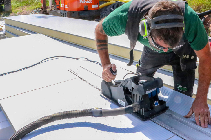 Mathias Schmitt kann das stabile Schwert des Trumpf Panel Cutter an jeder beliebigen Stelle ohne Startlochbohrung in das Verbundmaterial eintauchen